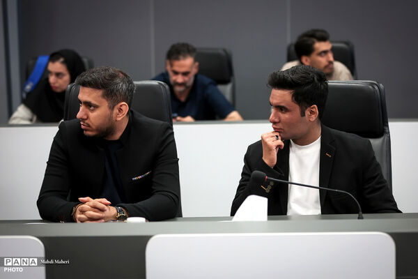 نشست رئیس جمعیت هلال احمر با معلمان برتر داوطلب مدرسه هلال احمر