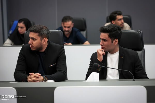 نشست رئیس جمعیت هلال احمر با معلمان برتر داوطلب مدرسه هلال احمر