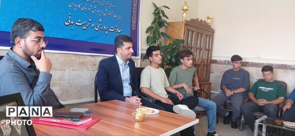  نشست هم اندیشی رئیس سازمان دانش آموزی کردستان با روسای شورای دانش‌آموزی مدارس کامیاران 