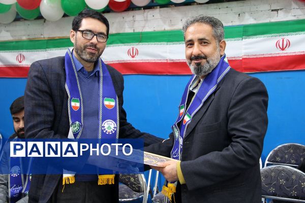 هم‌سرایی هزار نفری دانش‌آموزان یاور انقلاب در اسلامشهر