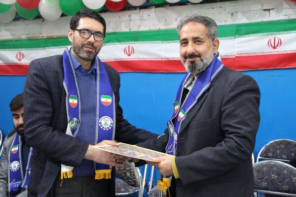 هم‌سرایی هزار نفری دانش‌آموزان یاور انقلاب در اسلامشهر