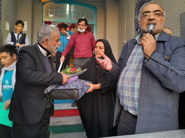 تقدیر دانش‌آموزان یک مدرسه در قم از پدر شهید کریمی
