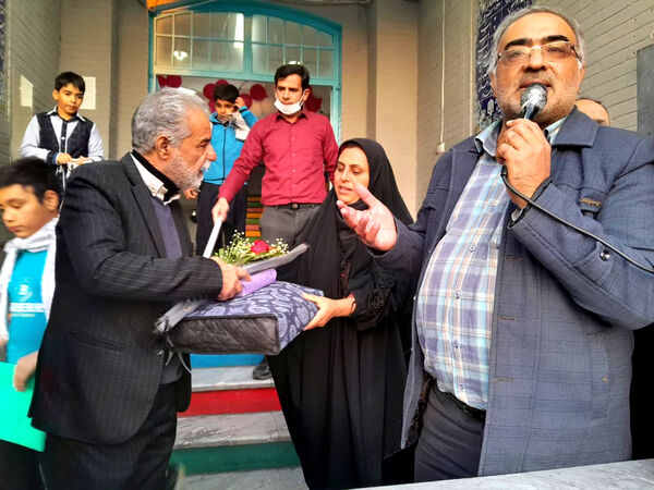 تقدیر دانش‌آموزان یک مدرسه در قم از پدر شهید کریمی