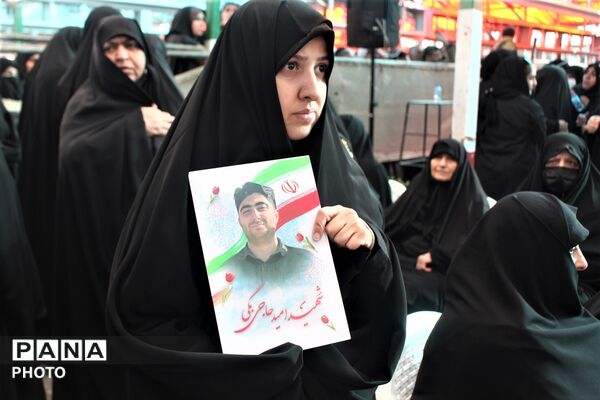 آیین خاکسپاری کودک شهید سه ساله جنگ رمضان در قم