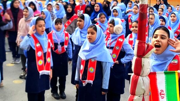آیین نواختن زنگ چهل و هفتمین سالروز پیروزی انقلاب اسلامی در دبستان دخترانه فرهنگیان ۲