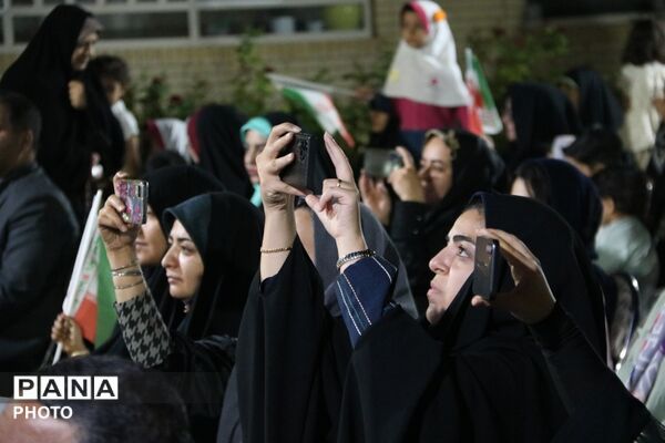 لاله‌های آسمانی در دبستان دخترانه حسین فاطمه یزد شکوفا شدند