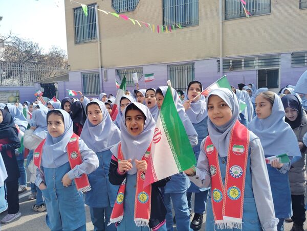 حال و هوای جشن ۲۲ بهمن در دبستان بهاردانش