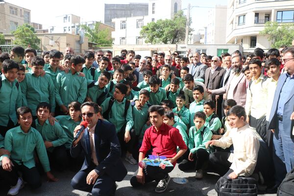 آیین نواختن زنگ سپاس معلم به مناسبت گرامیداشت مقام معلم در دبیرستان حکمت ناحیه 2 اراک