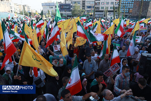 تجمع مردمی بشارت فتح در میدان انقلاب