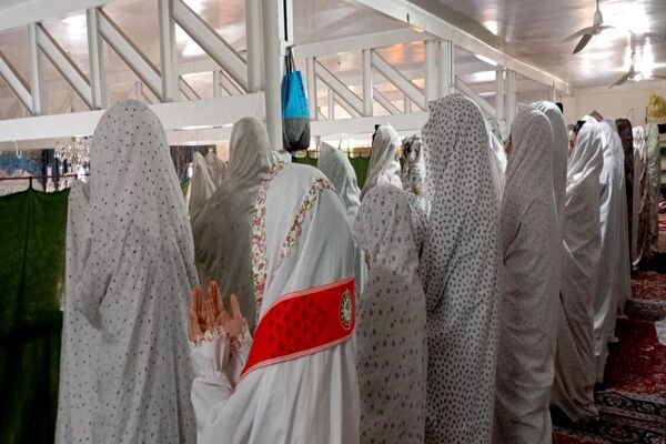 اقامه نماز جماعت باحضور معتکفین در مسجد جامع شهر بار نیشابور 