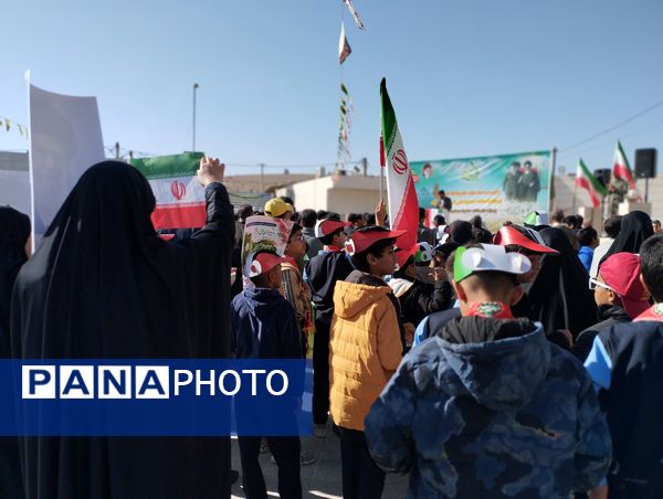 حضور مردم همدل حاجی آباد در راهپیمایی ۲۲ بهمن