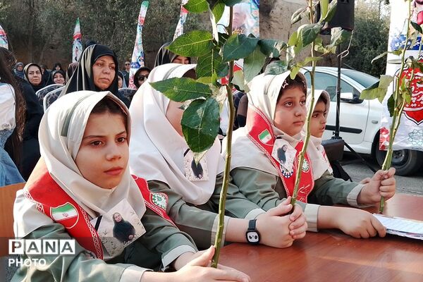 مراسم یادبود آموزگار دبستان نیلوفر رفیعی ناحیه دو شهرری با حضور پیشتازان سازمان دانش‌آموزی 