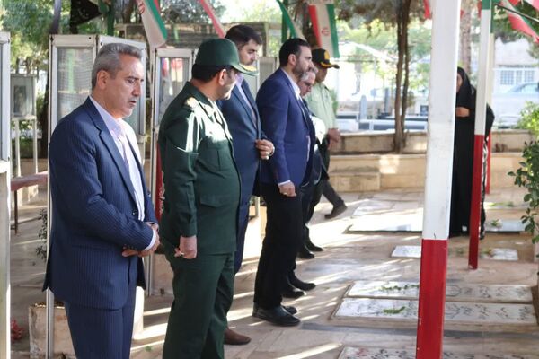  حال و هوای خاص گلباران مزار شهدا در گلزار شهدای شهرستان محلات