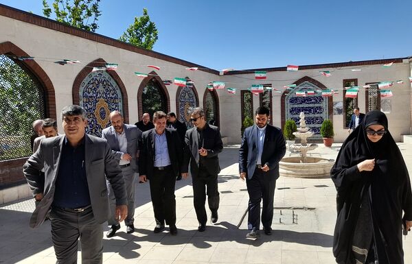 تجدید میثاق سرپرست آموزش وپرورش منطقه پردیس با شهدای گمنام