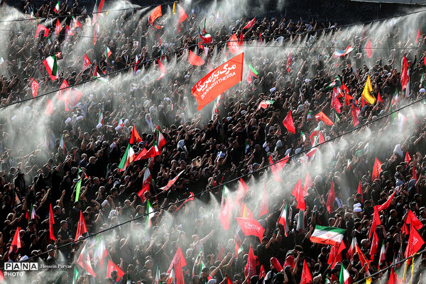  اقامه نماز بر پیکر مطهر رهبر شهید انقلاب و شهدای خانواده ایشان