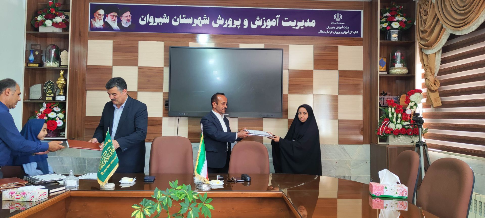 تجلیل مدیر آموزش و پرورش شهرستان شیروان از خبرنگاران پانا