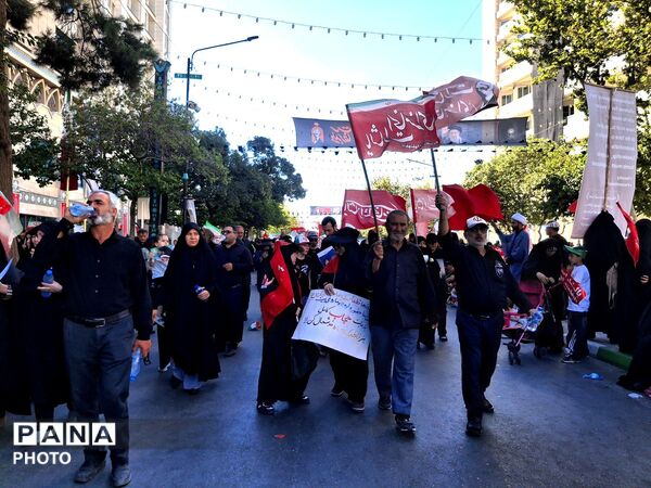 مشهد غرق در ماتم ؛ وداع میلیونی با پیکر مطهر رهبر شهید