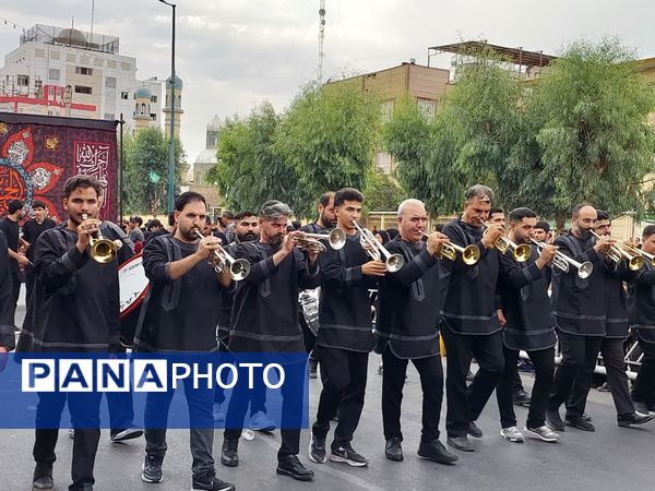 استقبال عزاداران حسینی از کاروان نمادین اسرای کربلا در قم