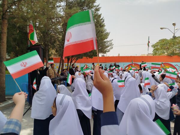 زنگ مهر در دبستان دخترانه سما با حضور مسئولان آموزش و پرورش و دانشگاه آزاد اسلامی کاشمر 