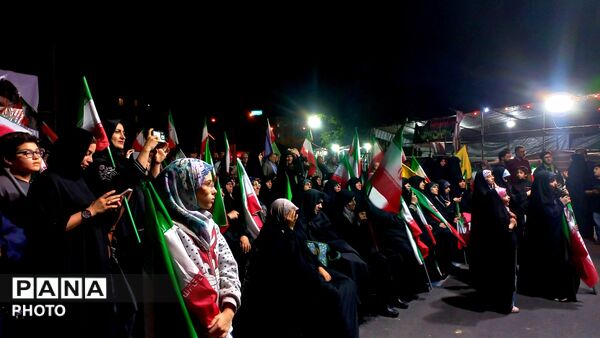 حضور پرشور مردم در تجمع انقلابی، صحنه‌ای از همبستگی و آرمان‌خواهی
