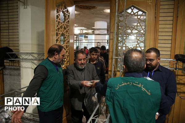 سفره افطاری حرم کریمه اهل بیت(س) در ماه ضیافت الهی