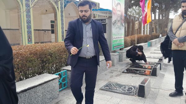 غبار روبی مزار شهدا نیشابور در هفته امور تربیتی