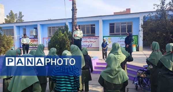 حضور سرهنگ اسماعیل اکبری رئیس کلانتری ۱۳ نیشابور در جمع دانش‌آموزان دبستان میلاد نیشابور 