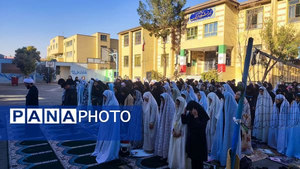 نماز جماعت باران در آموزشگاه شهید فتحی‌پور ناحیه یک شهرستان بهارستان