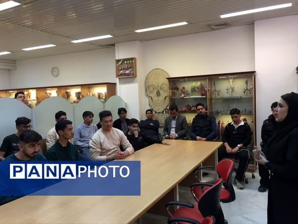 بازدید دانش آموزان دبیرستان نمونه آیت‌الله خامنه‌ای از دانشکده پزشکی دانشگاه فردوسی مشهد