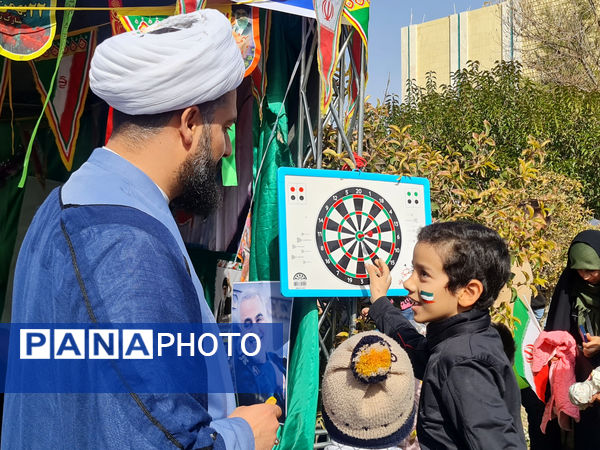 جلوه‌ای از وحدت و همدلی در راهپیمایی ۲۲ بهمن