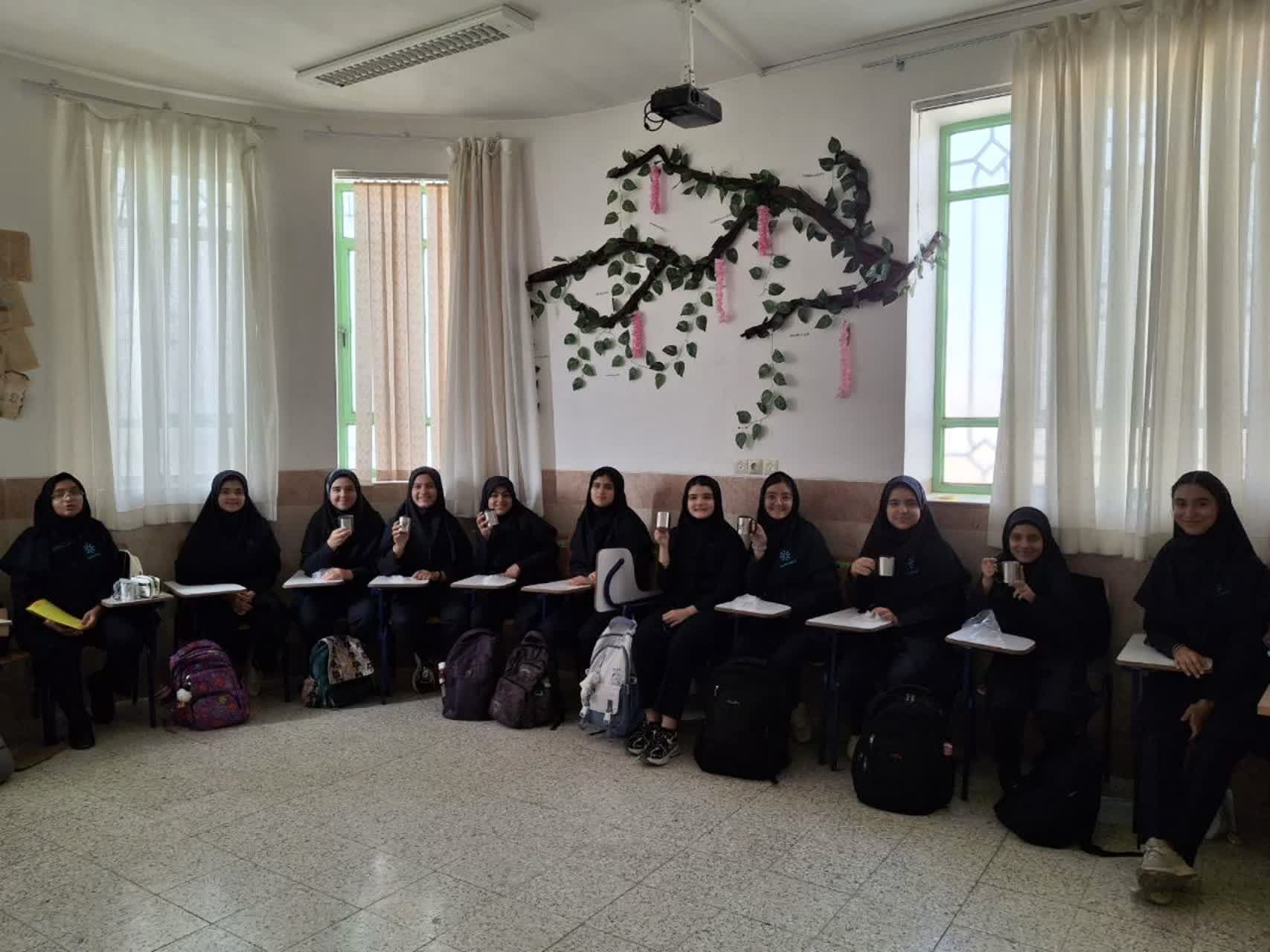 اجرای طرح لیوان شخصی دانش‌آموزان در مدرسه فرزانگان اردکان