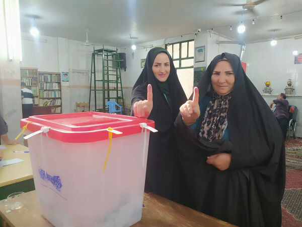 حضور کودکان به همراه والدین در شعبه‌های اخذ رأی