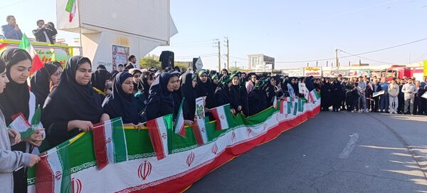 دانش‌آموزان دهلرانی در راهپیمائی ۲۲بهمن
