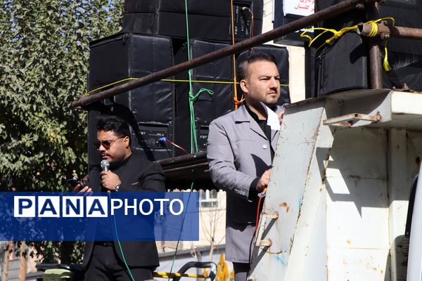 حضور پرشور دانش‌آموزان و مسئولین در راهپیمایی ۱۳ آبان در ناحیه یک بهارستان