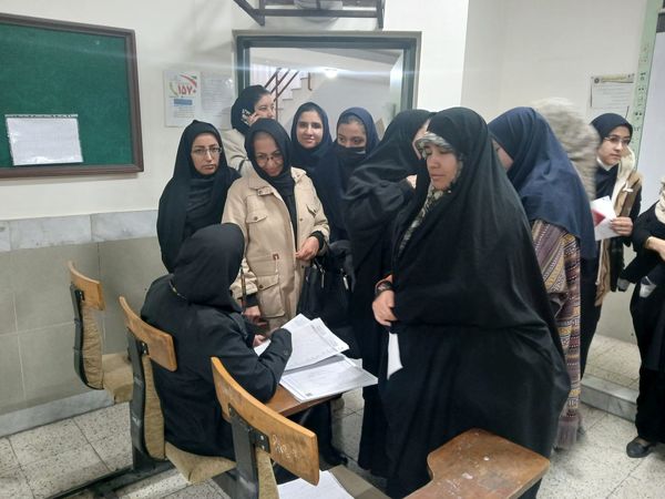 جلسه دیدار با دبیران و توزیع کارنامه در دبیرستان مهشید مصلی نژاد 