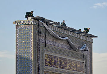 نصب کتیبه شهادت حضرت موسی بن جعفر علیه‌السلام در حرم مطهر رضوی