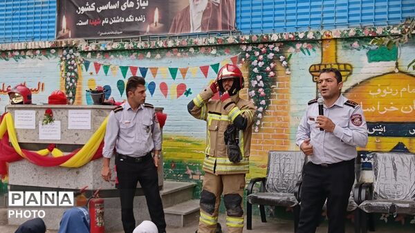 حضور آتش‌نشانان در مدرسه رحمانی فرد