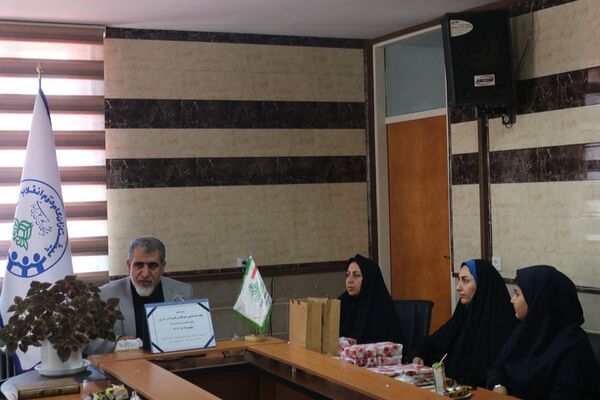 تقدیر از دانش‌آموز خبرنگاران فعال پانا در مراسم روز خبرنگار در شهرستان فیروزکوه