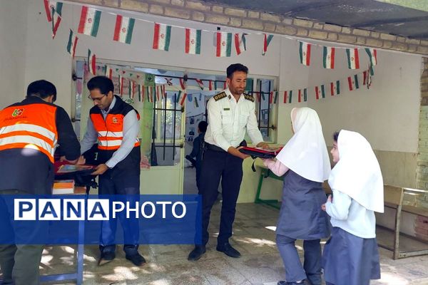 هدایای فرهنگی هفته پدافند غیرعامل به مدارس روستایی فیروزکوه رسید