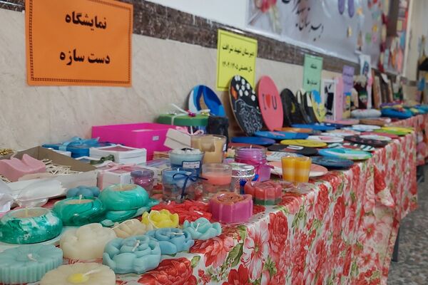 افتتاحیه نمایشگاه «مدرسه انقلاب» در مدرسه شهید شرافت بهارستان‌دو