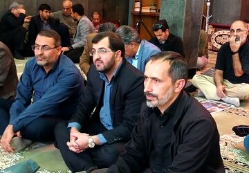 حضور پرشور دانش‌آموزان و فرهنگیان در مراسم بزرگداشت سیدحسن نصرالله در مسجد خاتم‌الانبیا شهرستان ملارد