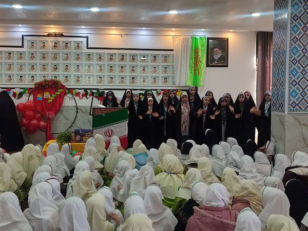 جشن انقلاب در دبستان شکوفه‌های انقلاب