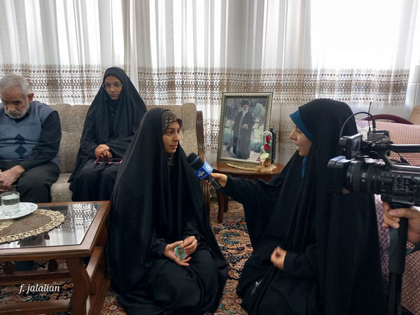 دیدار دختران رای اولی قم با خانواده شهید آقازاده نژاد