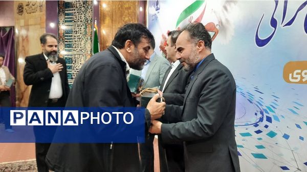 نشست صمیمی هم‌افزایی مربیان قرآنی استان خراسان رضوی