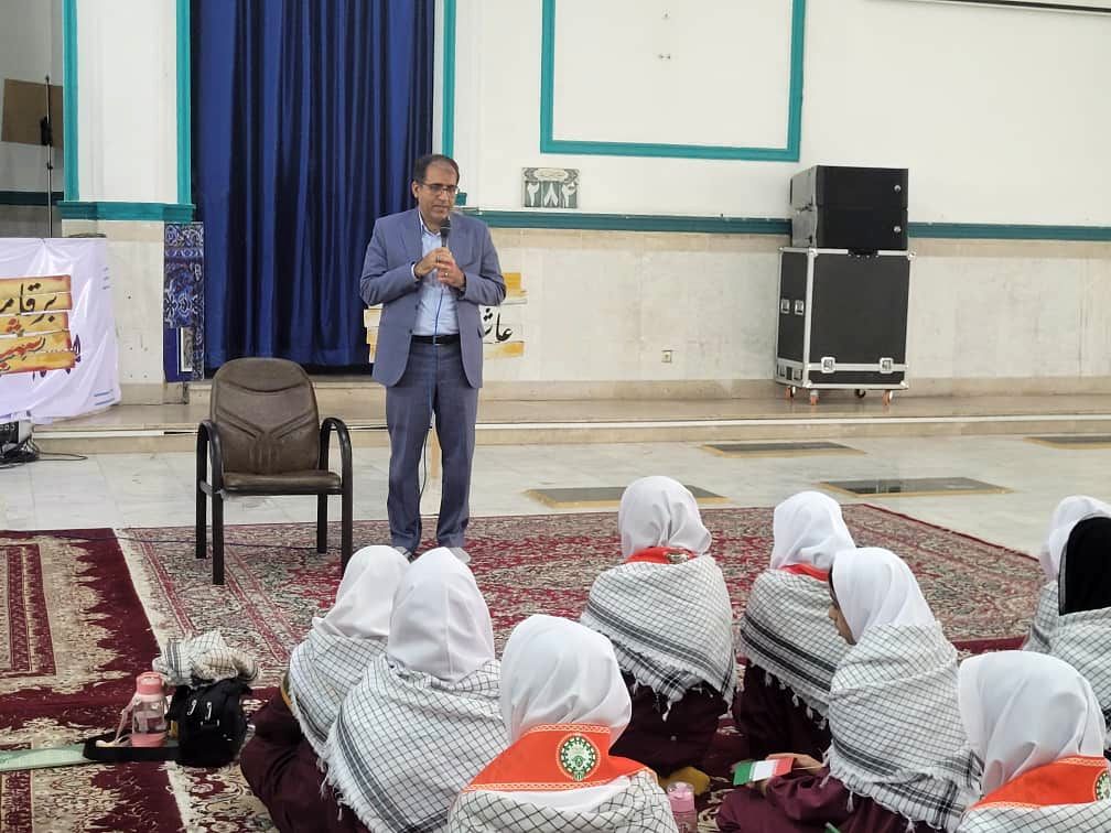 تبیین فرهنگ ایثار و شهادت وظیفه همگانی است