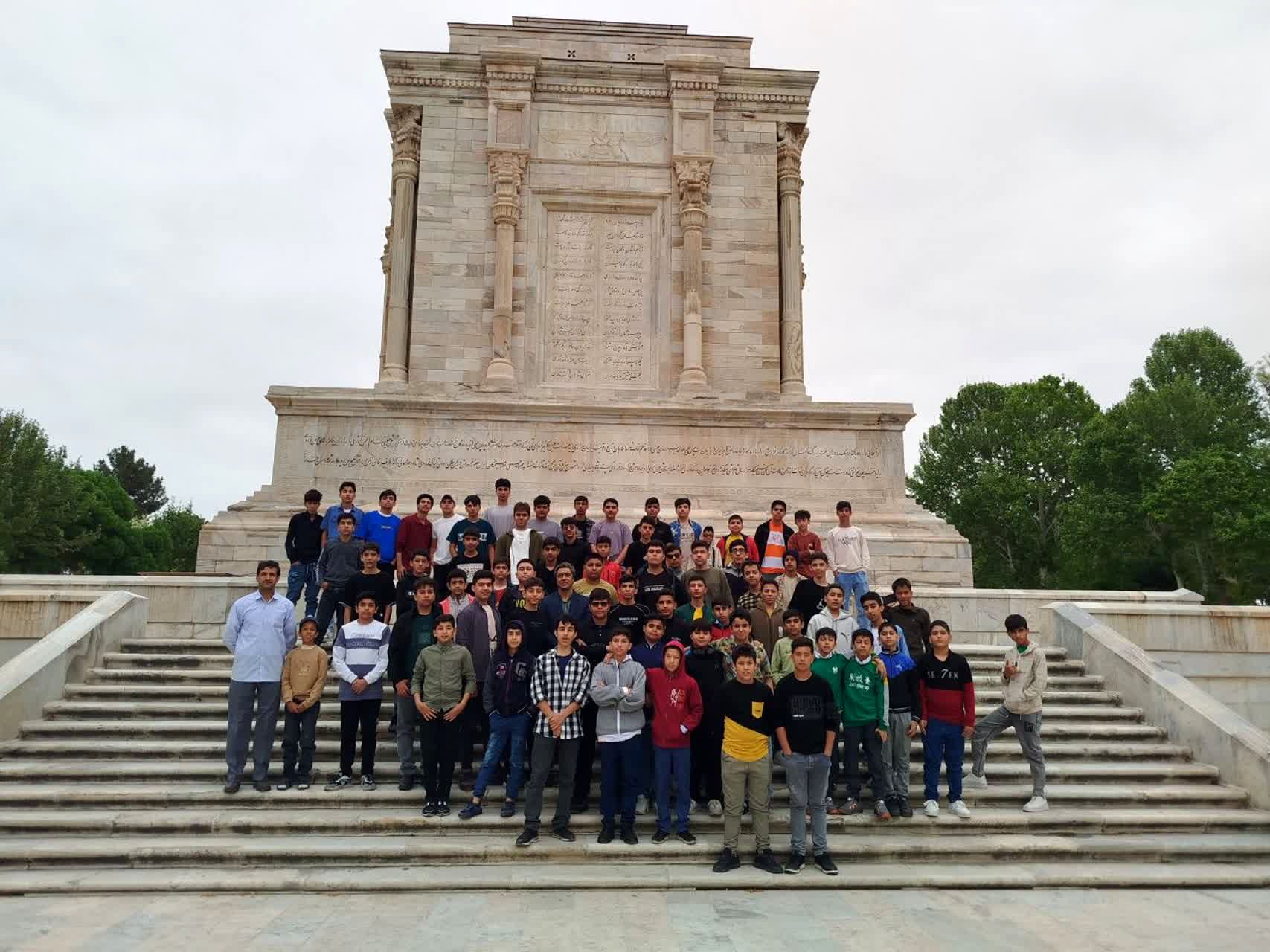 برگزاری اردوی تفریحی ـ زیارتی دبیرستان نمونه دولتی دانش به مقصد مشهد مقدس