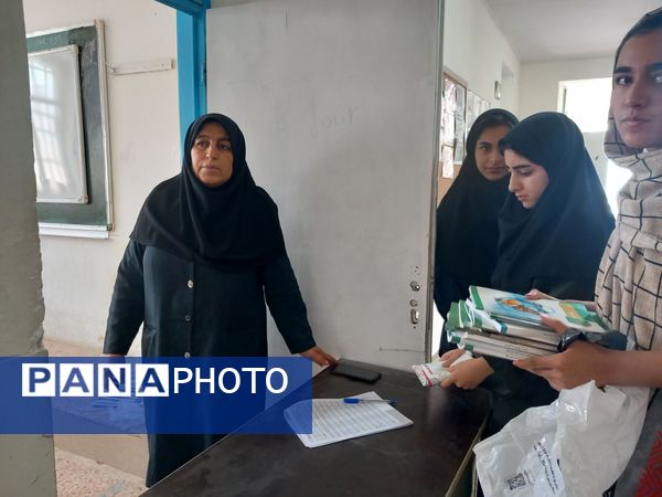 توزیع کتاب‌های درسی دبیرستان محدثه در منطقه ده‌محسن خرم‌آباد