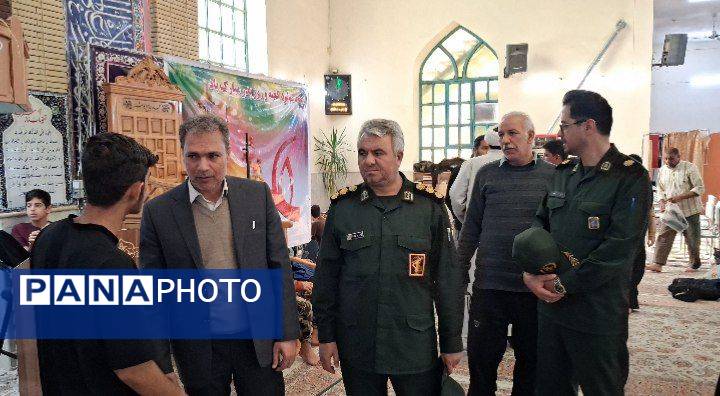 بازدید مسئولین بسیج دانش آموزی کاشمر از معتکفین مسجد جامع