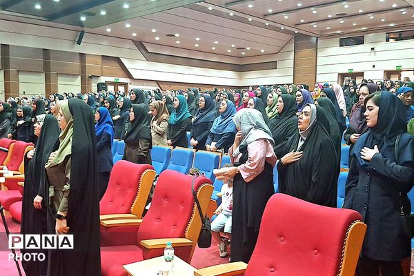 آیین تجلیل از معلمان پایه اول ابتدایی شهریار درسالن همایش خلیج فارس