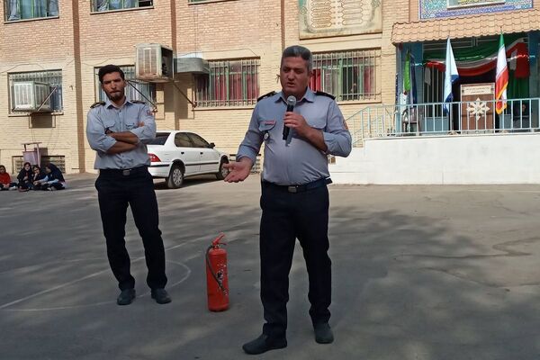 حضور‌ آتش نشانان شهر قدس در دبیرستان فرزانگان
